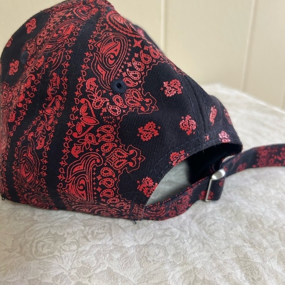 Atlanta Braves MLB Women's New Era Red Black Paisley 9Twenty Adjustable hat cap - Picture 7 of 9